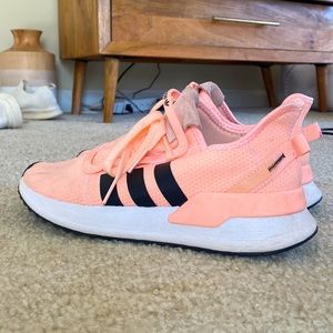 Adidas pink Tennis shoes size 8.5 Too big.only tried on.